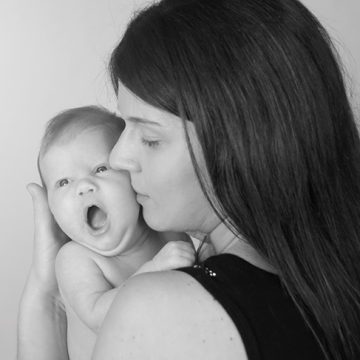Mamma con neonato dolci momenti – FotoArt Lucca
