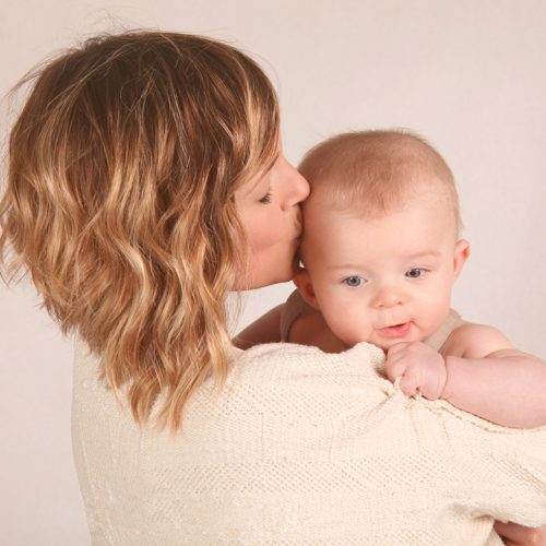 come-calmare-un-bimbo-che-piange-il-bacio-della-mamma